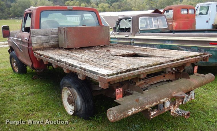 image for item MQ9469 1979 Ford F350  flatbed pickup truck