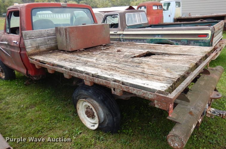 image for item MQ9469 1979 Ford F350  flatbed pickup truck