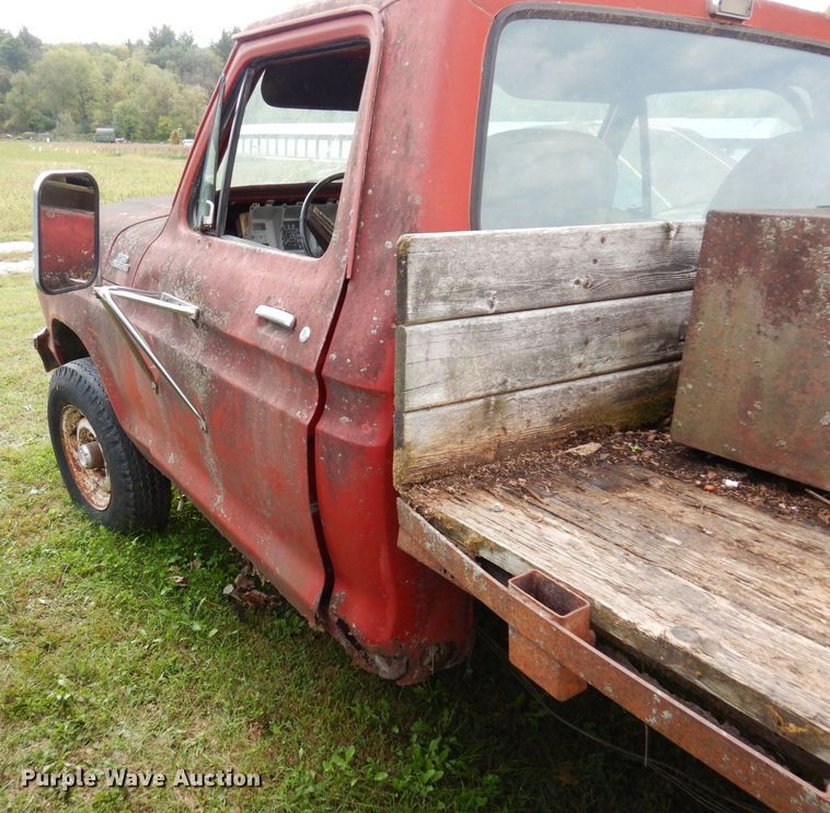 image for item MQ9469 1979 Ford F350  flatbed pickup truck
