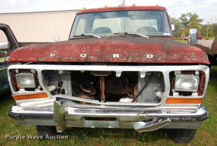 image for item MQ9469 1979 Ford F350  flatbed pickup truck