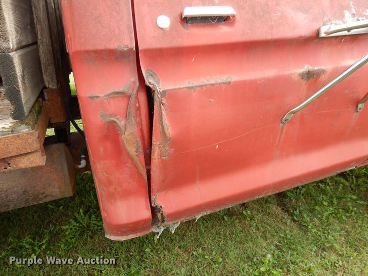 image for item MQ9469 1979 Ford F350  flatbed pickup truck