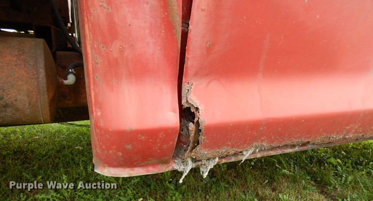 image for item MQ9469 1979 Ford F350  flatbed pickup truck