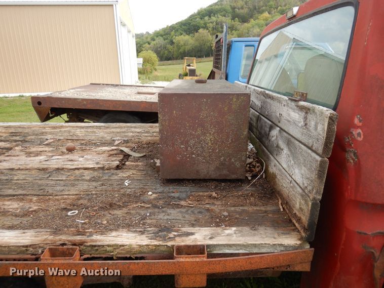 image for item MQ9469 1979 Ford F350  flatbed pickup truck