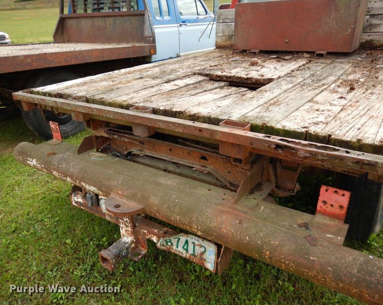 image for item MQ9469 1979 Ford F350  flatbed pickup truck