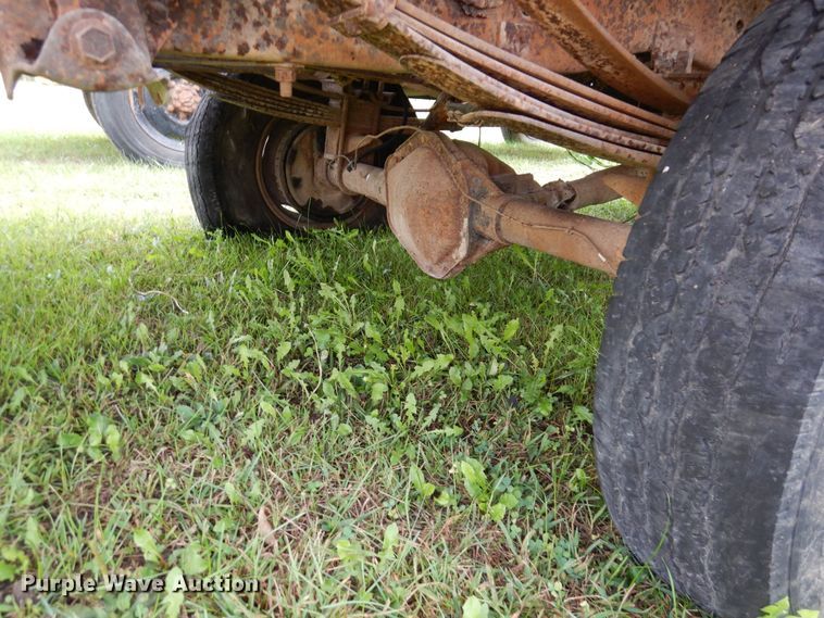 image for item MQ9469 1979 Ford F350  flatbed pickup truck