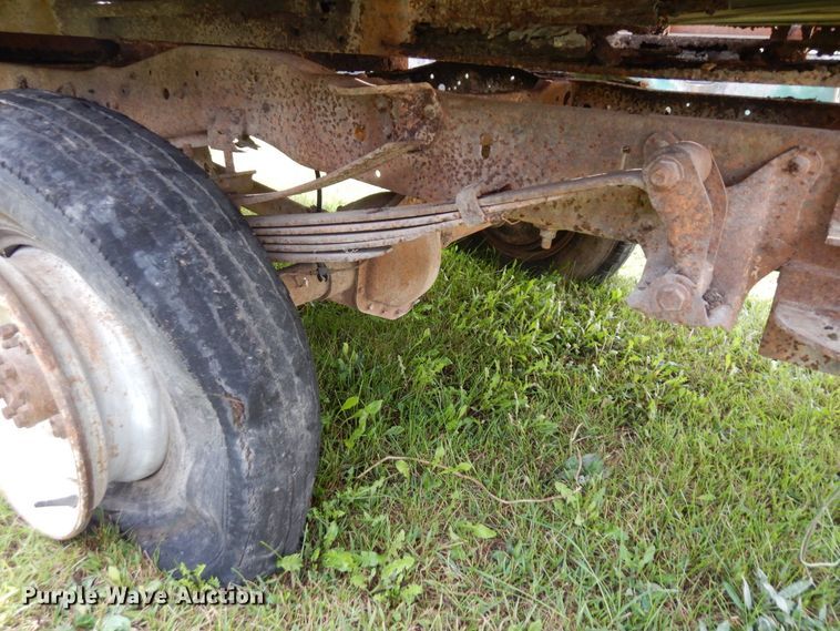 image for item MQ9469 1979 Ford F350  flatbed pickup truck