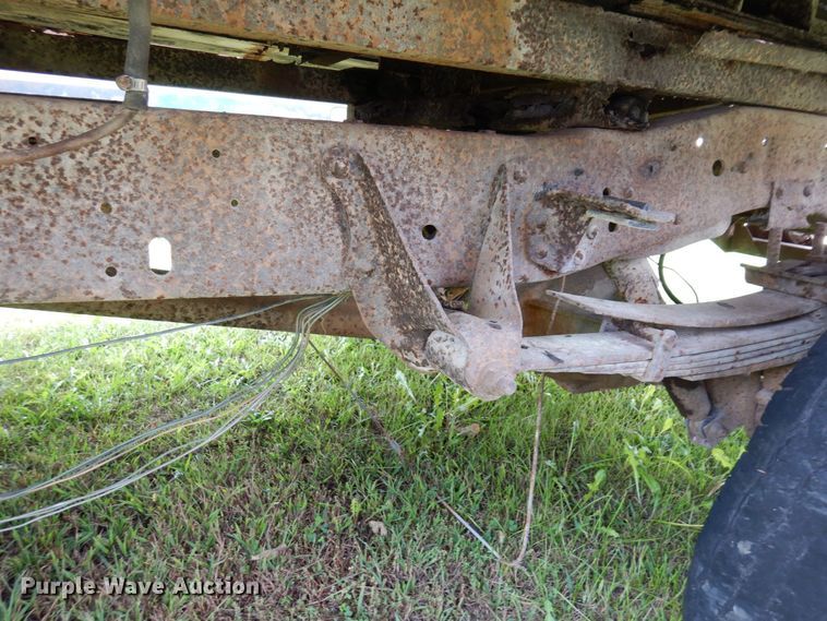 image for item MQ9469 1979 Ford F350  flatbed pickup truck