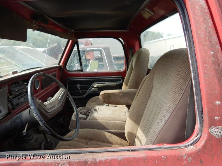 image for item MQ9469 1979 Ford F350  flatbed pickup truck