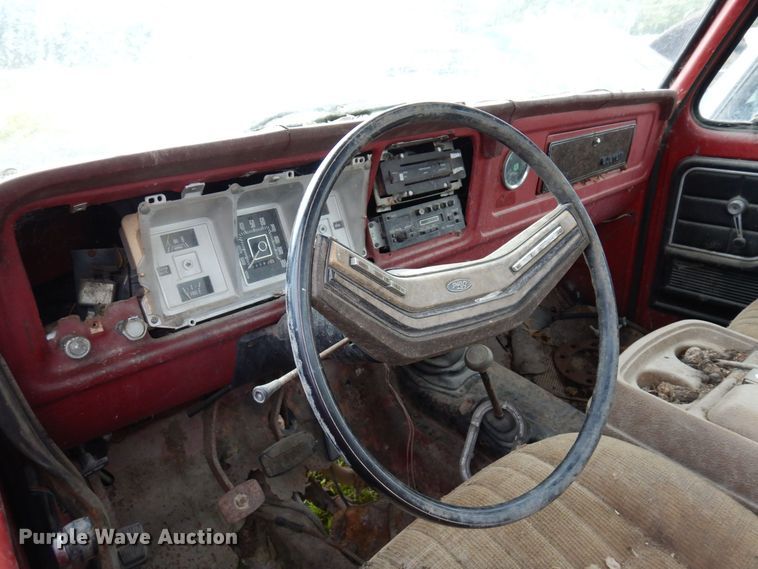 image for item MQ9469 1979 Ford F350  flatbed pickup truck