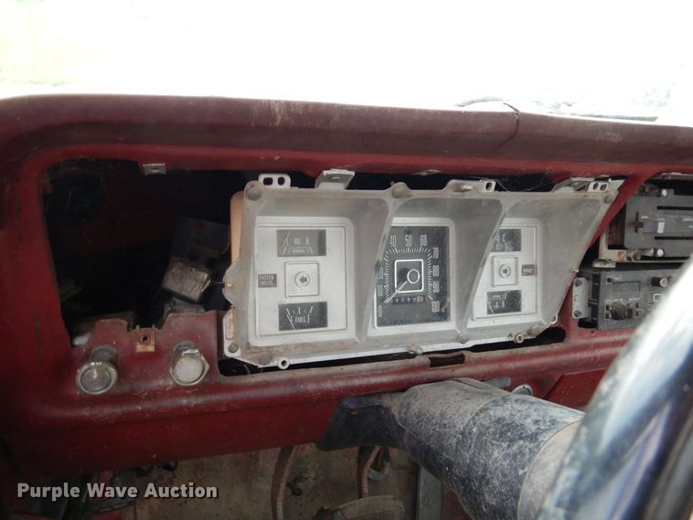 image for item MQ9469 1979 Ford F350  flatbed pickup truck