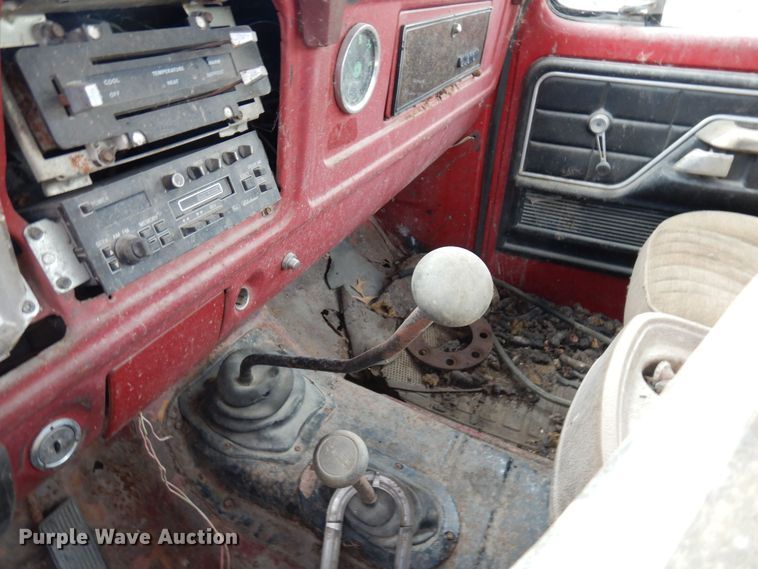 image for item MQ9469 1979 Ford F350  flatbed pickup truck