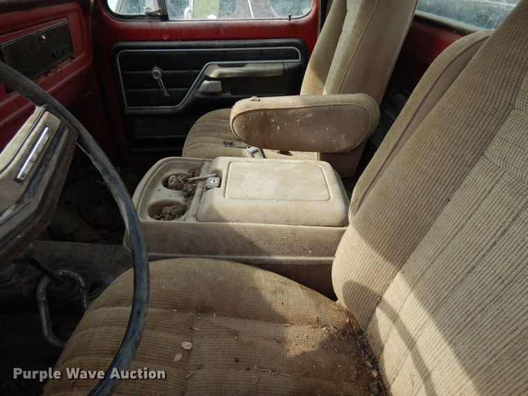 image for item MQ9469 1979 Ford F350  flatbed pickup truck