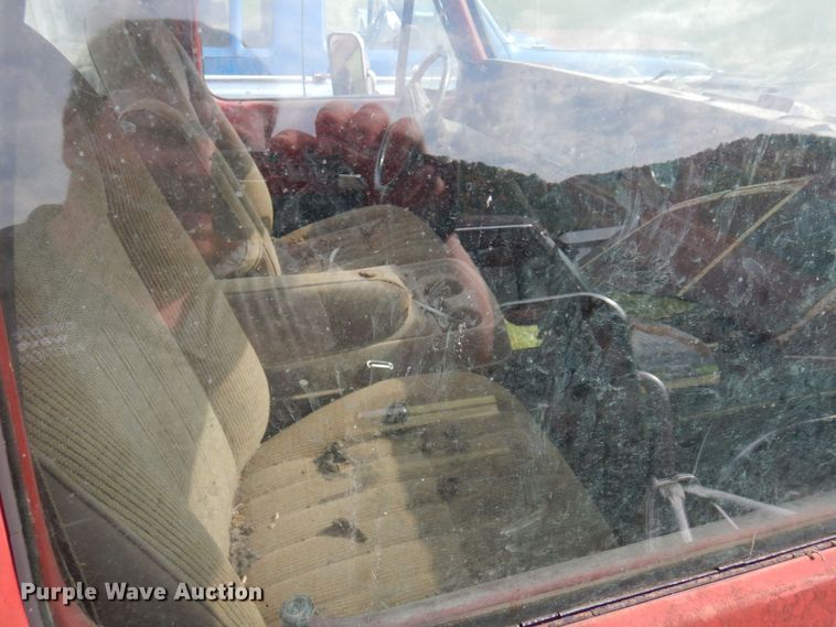 image for item MQ9469 1979 Ford F350  flatbed pickup truck