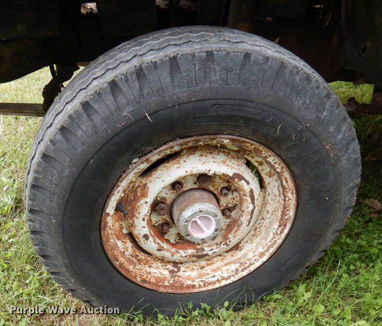 image for item MQ9469 1979 Ford F350  flatbed pickup truck