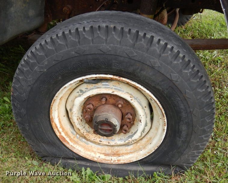 image for item MQ9469 1979 Ford F350  flatbed pickup truck