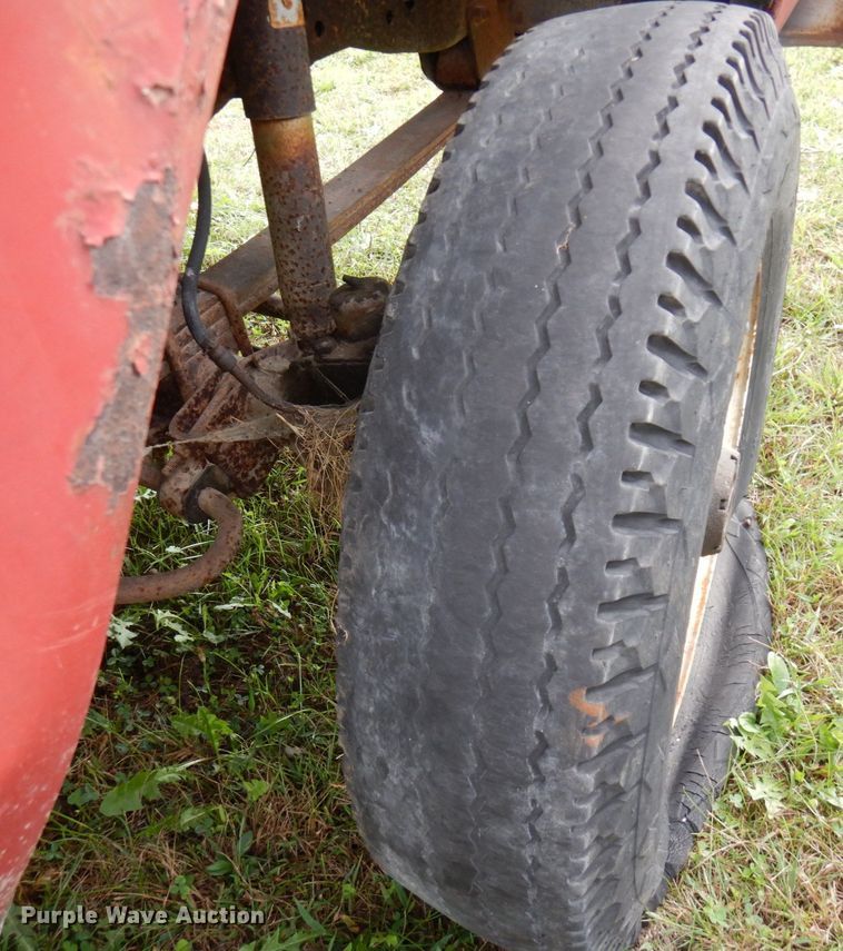 image for item MQ9469 1979 Ford F350  flatbed pickup truck