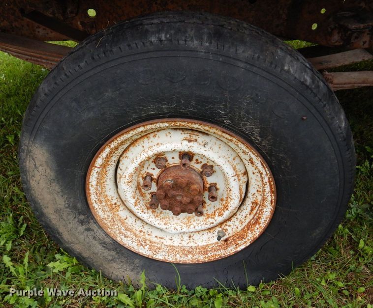 image for item MQ9469 1979 Ford F350  flatbed pickup truck