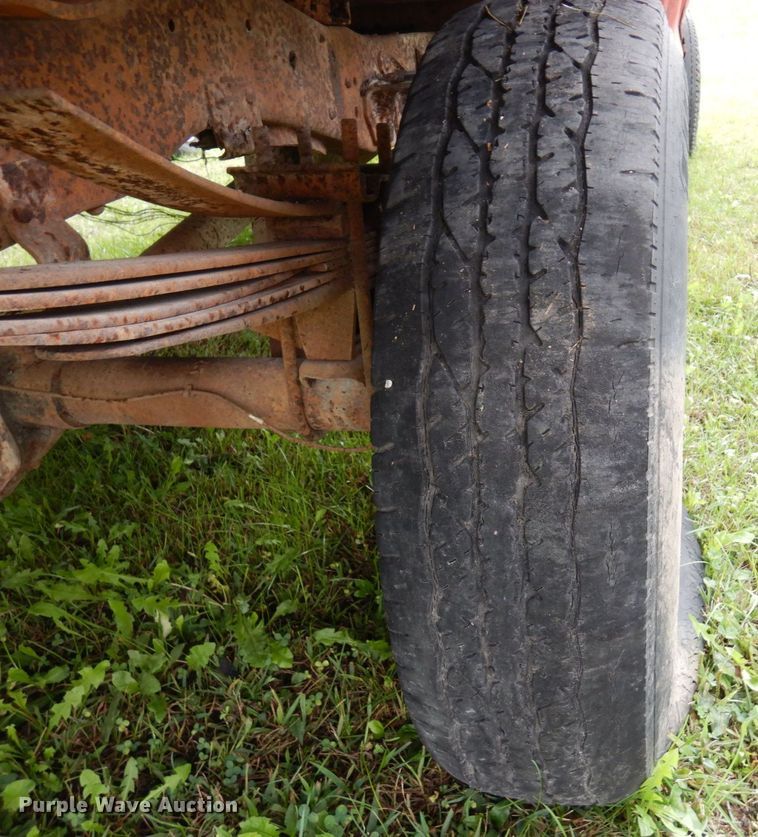 image for item MQ9469 1979 Ford F350  flatbed pickup truck