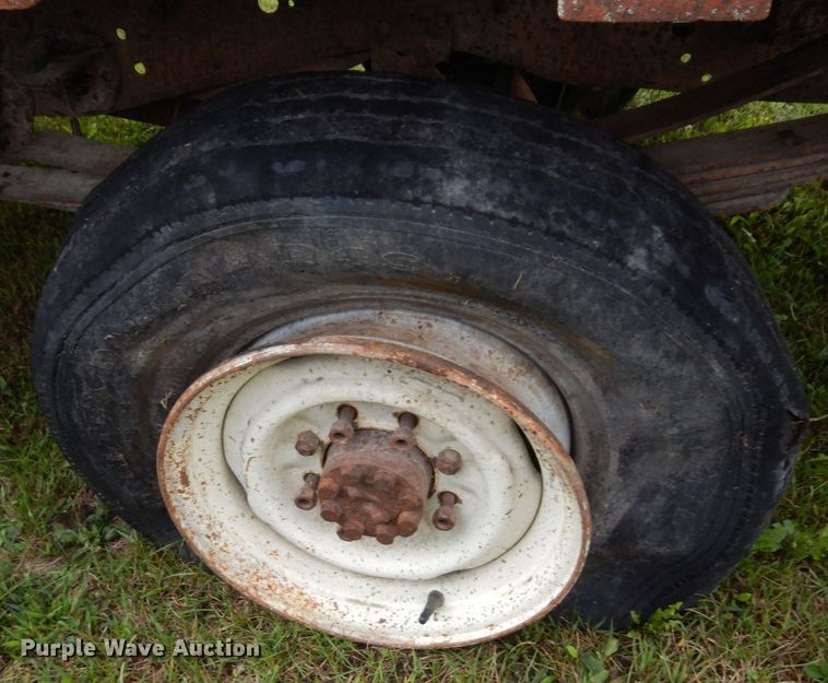 image for item MQ9469 1979 Ford F350  flatbed pickup truck