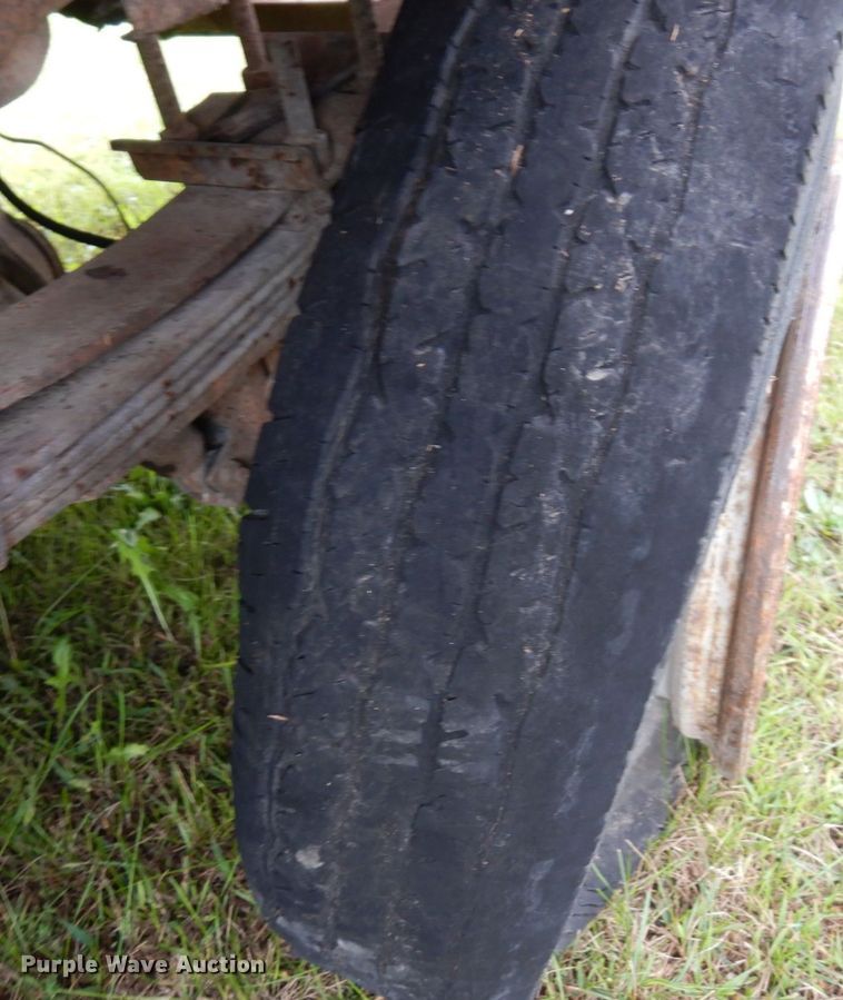 image for item MQ9469 1979 Ford F350  flatbed pickup truck