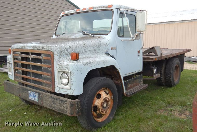 image for item MQ9472 1983 International 1754  flatbed truck