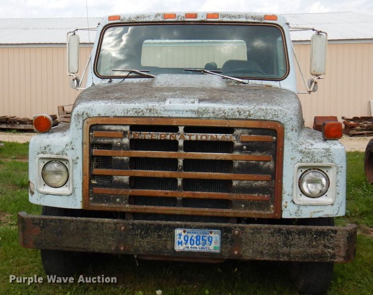 image for item MQ9472 1983 International 1754  flatbed truck