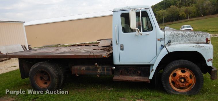 image for item MQ9472 1983 International 1754  flatbed truck