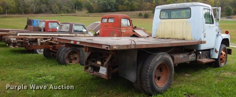 image for item MQ9472 1983 International 1754  flatbed truck
