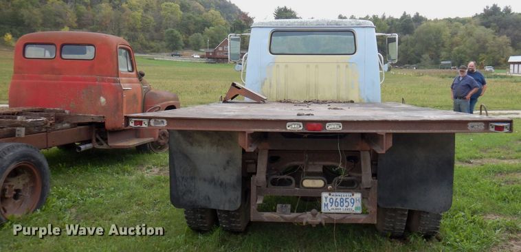image for item MQ9472 1983 International 1754  flatbed truck