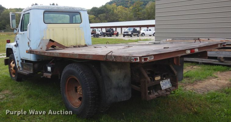 image for item MQ9472 1983 International 1754  flatbed truck