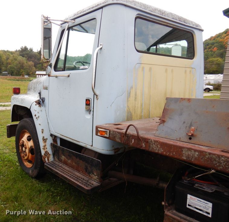 image for item MQ9472 1983 International 1754  flatbed truck