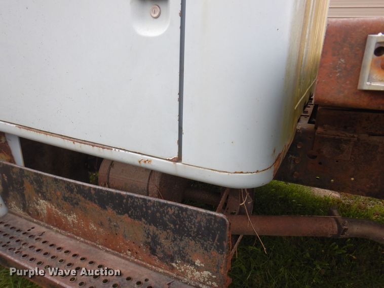 image for item MQ9472 1983 International 1754  flatbed truck