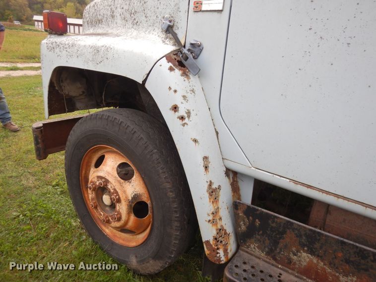 image for item MQ9472 1983 International 1754  flatbed truck