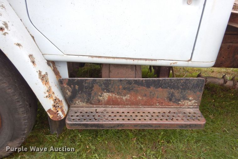 image for item MQ9472 1983 International 1754  flatbed truck