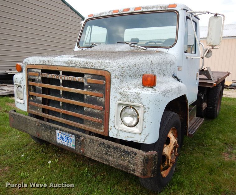 image for item MQ9472 1983 International 1754  flatbed truck