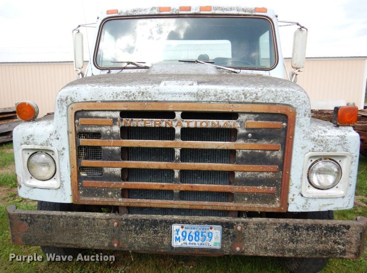 image for item MQ9472 1983 International 1754  flatbed truck