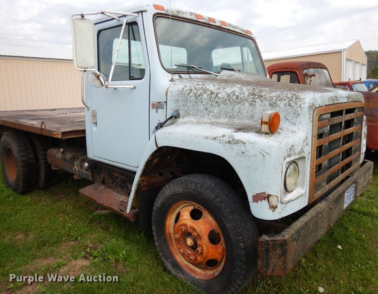 image for item MQ9472 1983 International 1754  flatbed truck