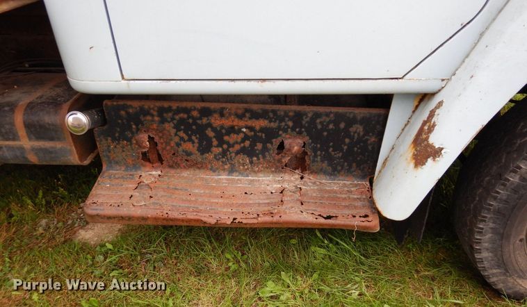 image for item MQ9472 1983 International 1754  flatbed truck