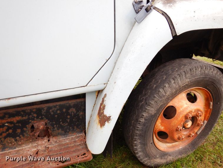 image for item MQ9472 1983 International 1754  flatbed truck