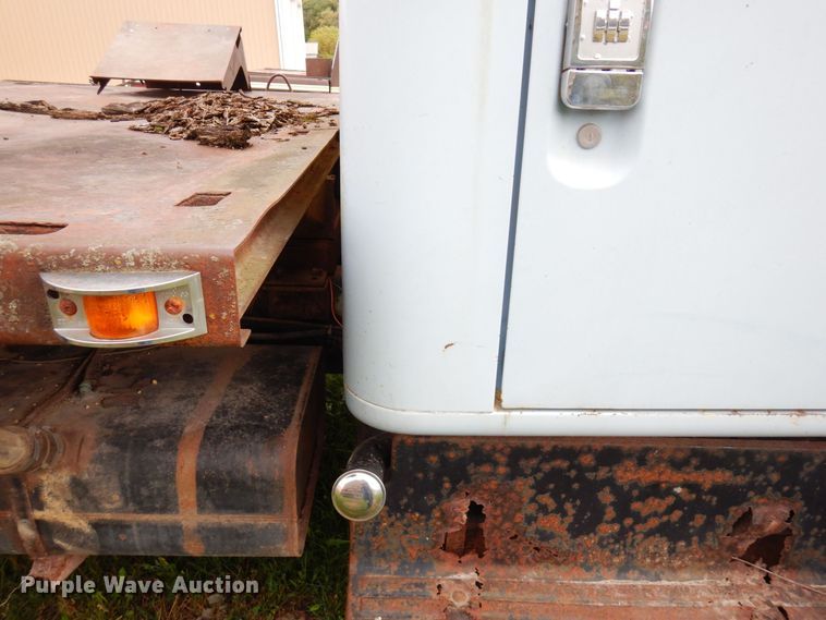 image for item MQ9472 1983 International 1754  flatbed truck