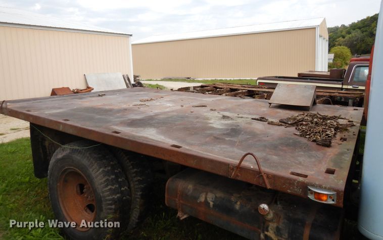 image for item MQ9472 1983 International 1754  flatbed truck