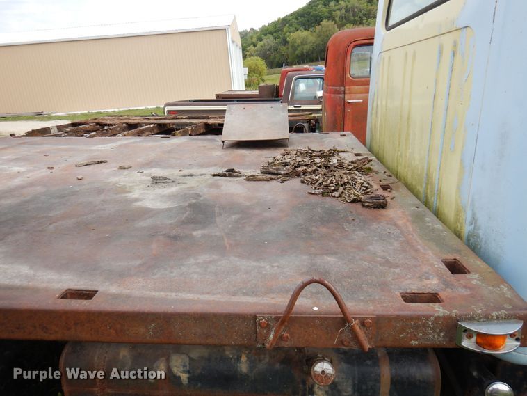 image for item MQ9472 1983 International 1754  flatbed truck