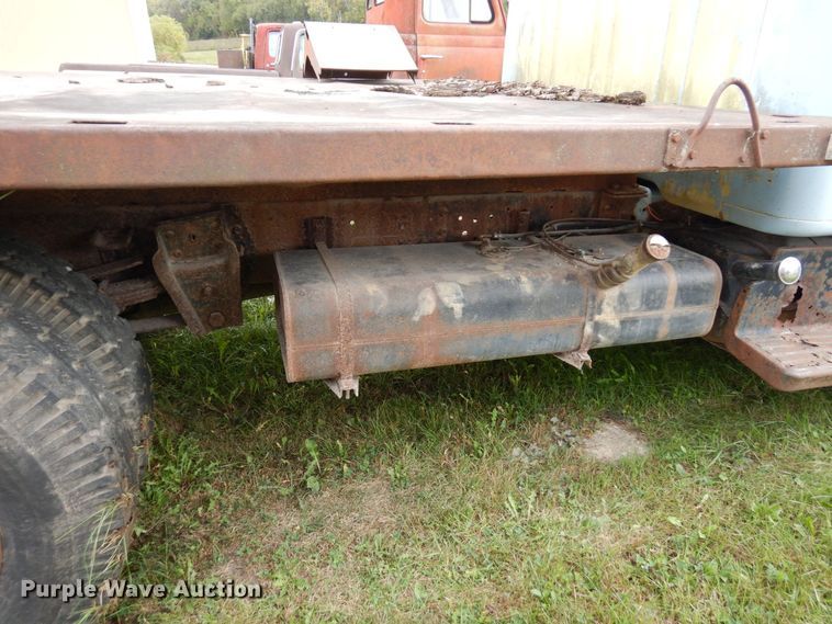 image for item MQ9472 1983 International 1754  flatbed truck