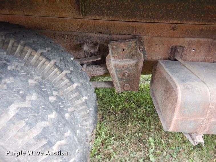 image for item MQ9472 1983 International 1754  flatbed truck