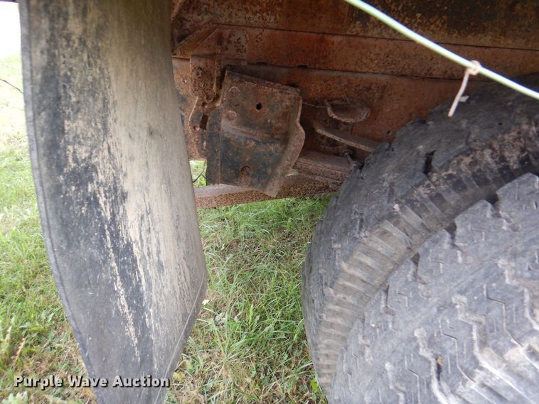 image for item MQ9472 1983 International 1754  flatbed truck