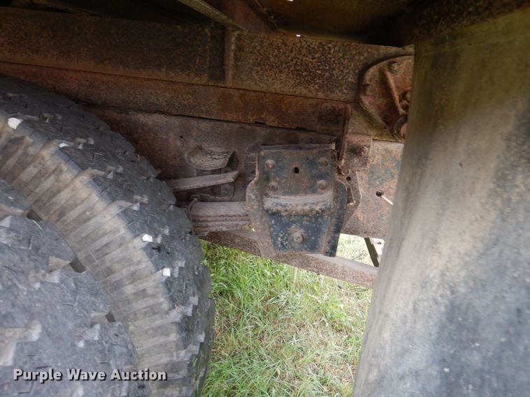 image for item MQ9472 1983 International 1754  flatbed truck