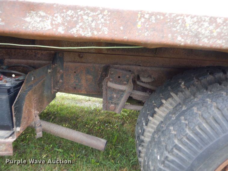 image for item MQ9472 1983 International 1754  flatbed truck