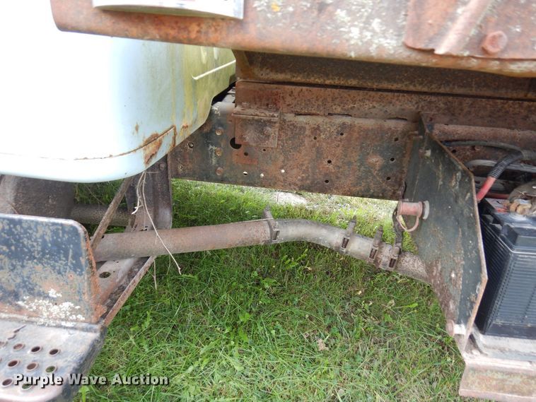 image for item MQ9472 1983 International 1754  flatbed truck