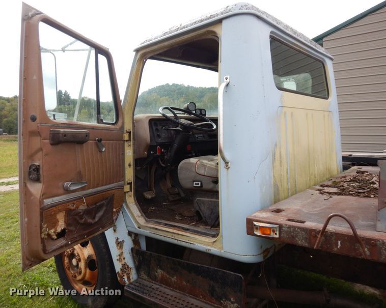 image for item MQ9472 1983 International 1754  flatbed truck