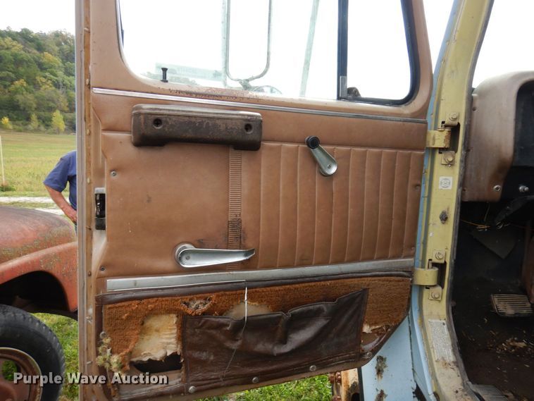 image for item MQ9472 1983 International 1754  flatbed truck